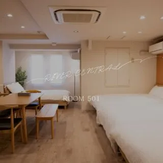 リバーセントラル【501】のお部屋ご紹介です✨

くつろいで頂きやすいダイニングテーブルのもと、
ダブルベッドを5台ご用意しています。

ミニキッチンでは、
簡単な調理も可能なスペースとキッチンツールも完備。

清潔感あるシャワールームも✨🕊️
最大10名様でご宿泊できるお部屋です。

立地・アクセス抜群なリバーセントラル。
ご予約はホームページよりお気軽にどうぞ☺️

Introducing River Central [501] ✨.

 Under the dining table where you can easily relax,
 5 double beds are available.

 In the mini-kitchen,
 The kitchen is fully equipped with space for simple cooking and kitchen tools.

 Clean shower room ✨🕊️
 This room can accommodate up to 10 people.

 River Central is in a great location with easy access to the city.
 Please feel free to make reservations through our website ☺️

#広島観光#広島旅行#広島#学生旅行#旅#旅女
#グループ旅行#グループ旅#広島ホテル#ひろしまにあ
#japanesehotel#japantravel#familytrip#familytrip#travel#hiroshima#hiroshimatrip#hiroshimahotel#japan#travel