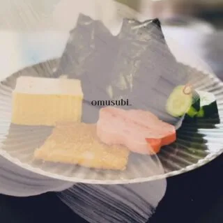 RIVER HOTEL × Salon d T
地域密着コラボレーションによる、

『広島ローカルフードのおむすび弁当』を、
ご宿泊期間中の朝食として、テイクアウトで楽しんでいただけるプランをご用意しました✨✨🍙

※お弁当付きのプランですが、フードロス削減のため、
前日に必ず必要個数等の確認をさせていただきます。

【テイクアウト受渡し時間】：7時30分～9時30分
【受渡し場所】：当ホテルから徒歩6分程。
Salon d T（広島市中区小町６－３２　1階）
※当ホテル内での受渡しではございませんので、
予めご了承ください。

ご旅行で、広島ならでは！の食材を味わっていただける特製弁当をご用意しました。
■がんす
　広島名物！魚のすり身にパン粉を付けて揚げた、揚げかまぼこです。
■サクラ咲く花ソーセージ
　福留ハム創業の地広島で、愛され続けている桜の花の形をした縁起の良いゲン担ぎのソーセージです。
■だし巻き玉子
　安全な飼料で育てた純国産鶏「さくら」から生まれたこだわりの卵を使用しております。
■新鮮野菜の浅漬け
　旬のお野菜を使った浅漬けです。
■おむすび２つ
　ほどよい粘りがあり、冷めても美味しいおむすびです。食味ランキングで高評価の厳選したお米を使用しております。
　備長炭で焼いた最高級海苔と共にご賞味ください。

詳しくは、当ホテルのホームページ、
もしくは直接☎︎082-506-1901までお問合せください🕊️

#広島観光#広島旅行#広島#学生旅行#旅#旅女
#グループ旅行#グループ旅#広島ホテル#ひろしまにあ
#japanesehotel#japantravel#familytrip#familytrip#travel#hiroshima#hiroshimatrip#hiroshimahotel#japan#travel