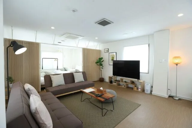 RIVER SUITES HIROSHIMA
4 floor

リバースイーツヒロシマ、4階のお部屋のご紹介です🫧

セミダブルベッドが4台、
ソファーベッドが2台、
最大10名様までご宿泊頂けるお部屋です。

アコーディオンカーテンで仕切られた空間の中で、
プライベートな時間をお過ごしいただけます。

例えば、旅行で疲れたお子様を寝かせたあとは、
お子様が起きないようにアコーディオンカーテンを閉めて、
ご夫婦でお酒を飲みながら、くつろぎ時間を。

ミニキッチンが完備されてるので、
簡単なお料理も可能です🥑🍳🧀

アコーディオンカーテンカーテンは、
3階と4階のお部屋のみとなりますので、
ご予約の際はお気をつけくださいね🕊️

夏のご予約がだんだんと埋まってきていますので、
お早めにどうぞ✨

RIVER SUITES HIROSHIMA
 4th floor

 River Suites Hiroshima, 4th floor

 4 semi-double beds,
 2 sofa beds,
 This room can accommodate up to 10 people.

 The room is separated by accordion curtains,
 You can spend your private time in a space separated by accordion curtains.

 For example, after putting your children to bed after a tiring trip,
 You can close the accordion curtains to prevent your child from waking up,
 You and your spouse can relax with a drink and enjoy your time together.

 The kitchen is equipped with a mini kitchen,
 You can even cook a simple meal 🥑🍳🧀.

 Accordion curtains curtains are,
 Please note that accordion curtains are only available in the rooms on the 3rd and 4th floor,
 Please be careful when making your reservation: 🕊️

 Summer reservations are gradually filling up,
 Please be sure to reserve early ✨

#広島観光#広島旅行#広島#学生旅行#旅#旅女
#グループ旅行#グループ旅#広島ホテル#ひろしまにあ
#japanesehotel#japantravel#familytrip#travel#hiroshima#hiroshimatrip#hiroshimahotel#japan#travel
#ホテルステイ#夏旅#夏休み#家族旅行#ひろしま
#国内旅行#週末旅行#2人旅#2人旅行