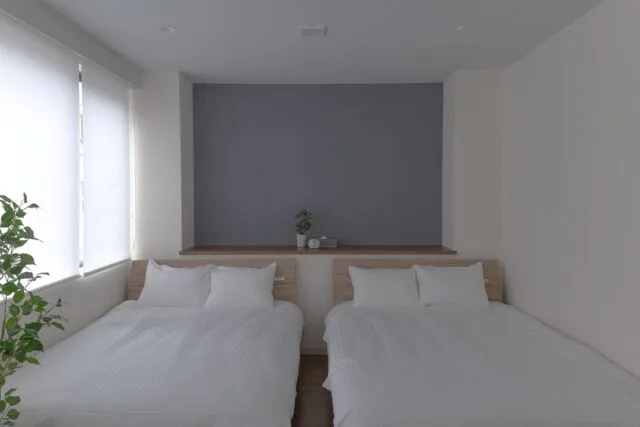RIVER VILLAS HIROSHIMA
201のお部屋のご紹介です✨🕊️

コンパクトサイズの最大6名様部屋となっています。
ベッドが3台あるので、ご家族やご友人との、
少人数でのご利用におすすめです。

少し大きめのダイニングテーブルをご用意していますので、
お部屋の中でのお食事やデスクワークも可能です🍀

また、同じフロアに202のお部屋（8名様部屋）のご用意がございますので、2部屋貸切りでグループ旅行などの使い方も可能です✨☺️

夏の旅行のご計画はそろそろでしょうか？
✨🌈🌻

直接予約は、082-506-1901までお気軽にご連絡ください。

RIVER VILLAS HIROSHIMA
 Here are the rooms for 201✨🕊️

 This room is a compact size room for up to 6 people.
 With 3 beds, this room is recommended for a small group of friends and family,
 This room is recommended for a small group.

 We have a slightly larger dining table,
 You can dine or work at your desk in your room🍀.

 We also have room 202 (8-person room) available on the same floor, so you can rent out two rooms for a group trip ✨☺️

 Are you about to plan your summer trip?
 ✨🌈🌻

 Please feel free to contact us at 082-506-1901 for direct reservation.

#広島観光#広島旅行#広島#学生旅行#旅#旅女
#グループ旅行#グループ旅#広島ホテル#ひろしまにあ
#japanesehotel#japantravel#familytrip#familytrip#travel#hiroshima#hiroshimatrip#hiroshimahotel#japan#travel