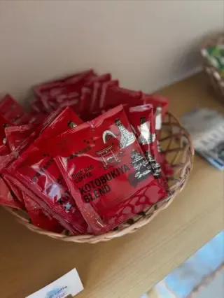 リバーセントラルとリバースイーツでは、
寿屋珈琲さんの珈琲をアメニティでお配りしています✨☕️

寿屋珈琲さんは、
歴史ある広島の地元の珈琲屋さんです✨

@kotobukiyacoffee_noboricho 

珈琲は酸味や雑味も少なく、
ゆっくりドリップされた味わい深い珈琲をお楽しみいただけます。

旅行の休憩のひとときに、
朝のモーニングコーヒーに。

ぜひ手に取ってお試しください✨🕊️

※リバーセントラル、リバースイーツ限定品となります。

At River Central and River Suites,
 Kotobukiya Coffee is giving away coffee as an amenity ✨☕️

 Kotobukiya Coffee is a local coffee shop with a long history in Hiroshima,
 A local coffee shop with a long history in Hiroshima ✨.

 The coffee has a rich flavor, dripped slowly, with little acidity and no harshness,
 You can enjoy a cup of coffee that is dripped slowly and has a deep flavor.

 A great place to take a break from your travels,
 morning coffee in the morning.

 Pick one up and give it a try ✨🕊️

 This coffee is available only at River Central and River Suites.

#広島観光#広島旅行#広島#学生旅行#旅#旅女
#グループ旅行#グループ旅#広島ホテル#ひろしまにあ
#japanesehotel#japantravel#familytrip#travel#hiroshima#hiroshimatrip#hiroshimahotel#japan#travel
#ホテルステイ#夏旅#家族旅行#ひろしま
#国内旅行#週末旅行#2人旅#2人旅行#グループ旅行
#インテリア#ホテルインテリア